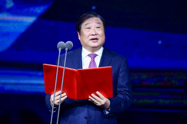 Ein Sprecher des Unternehmens Weichai Power spricht in ein Mikrofon.