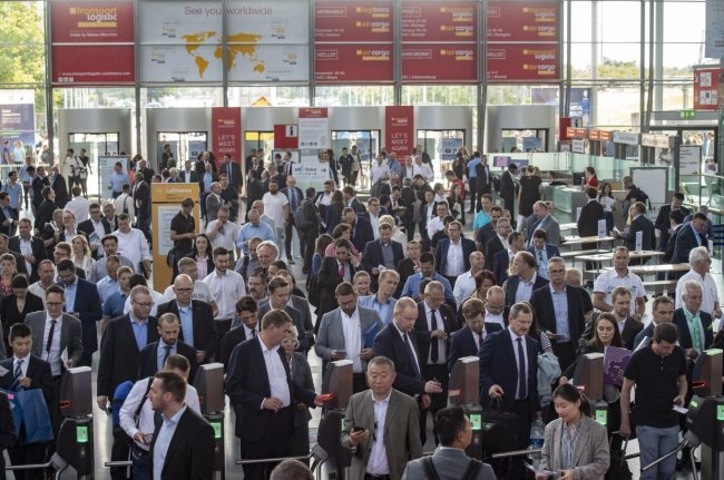 Mehrere Menschen auf der Messe Transport Logistic 2019.