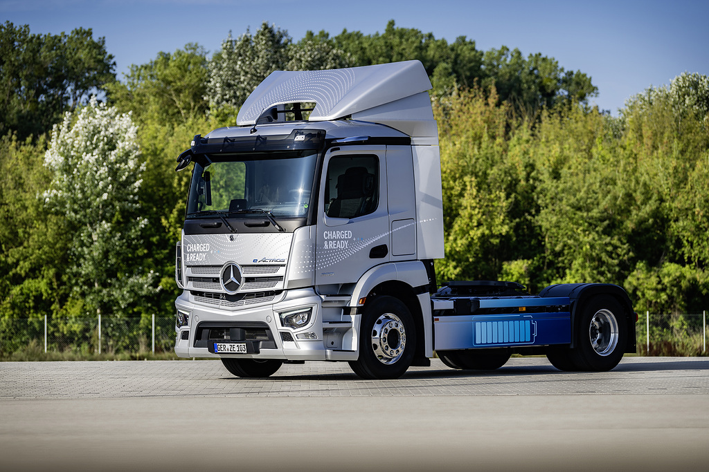 Baldiger Serienstart: eActros 300 Sattelzugmaschine fährt auf eigener E-Achse von der Pfalz bis in die TürkeiStart of series production soon: All-electric eActros 300 Tractor drives from Germany to Turkey