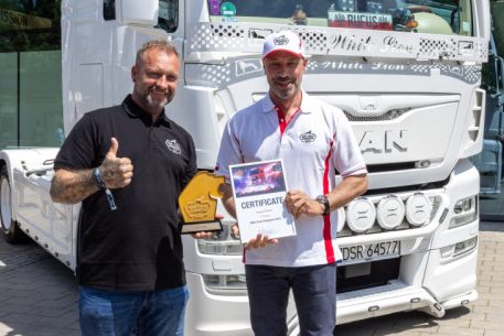 Paweł Pabich präsentiert seinen MAN TGX 'White Lion' beim MAN Trucknology Festival 2023, wo er als MAN Truck Champion Europe 2023 ausgezeichnet wurde.