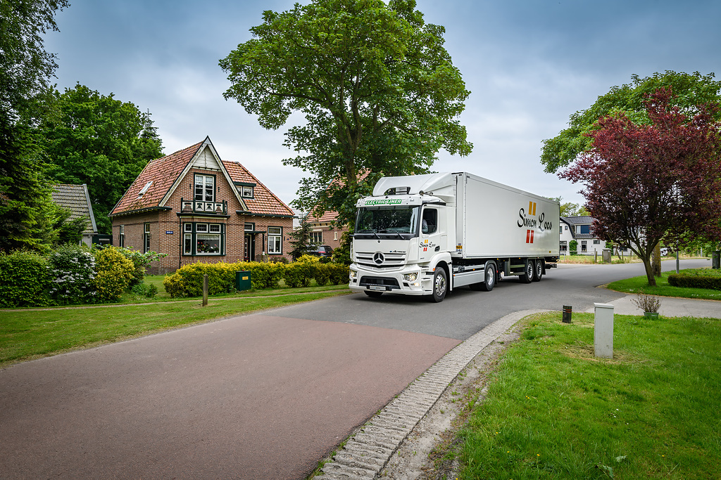 Erste elektrische Sattelzugmaschine mit Stern in den Niederlanden übergebenFirst electric semitrailer truck with the three-pointed star handed over in the Netherlands