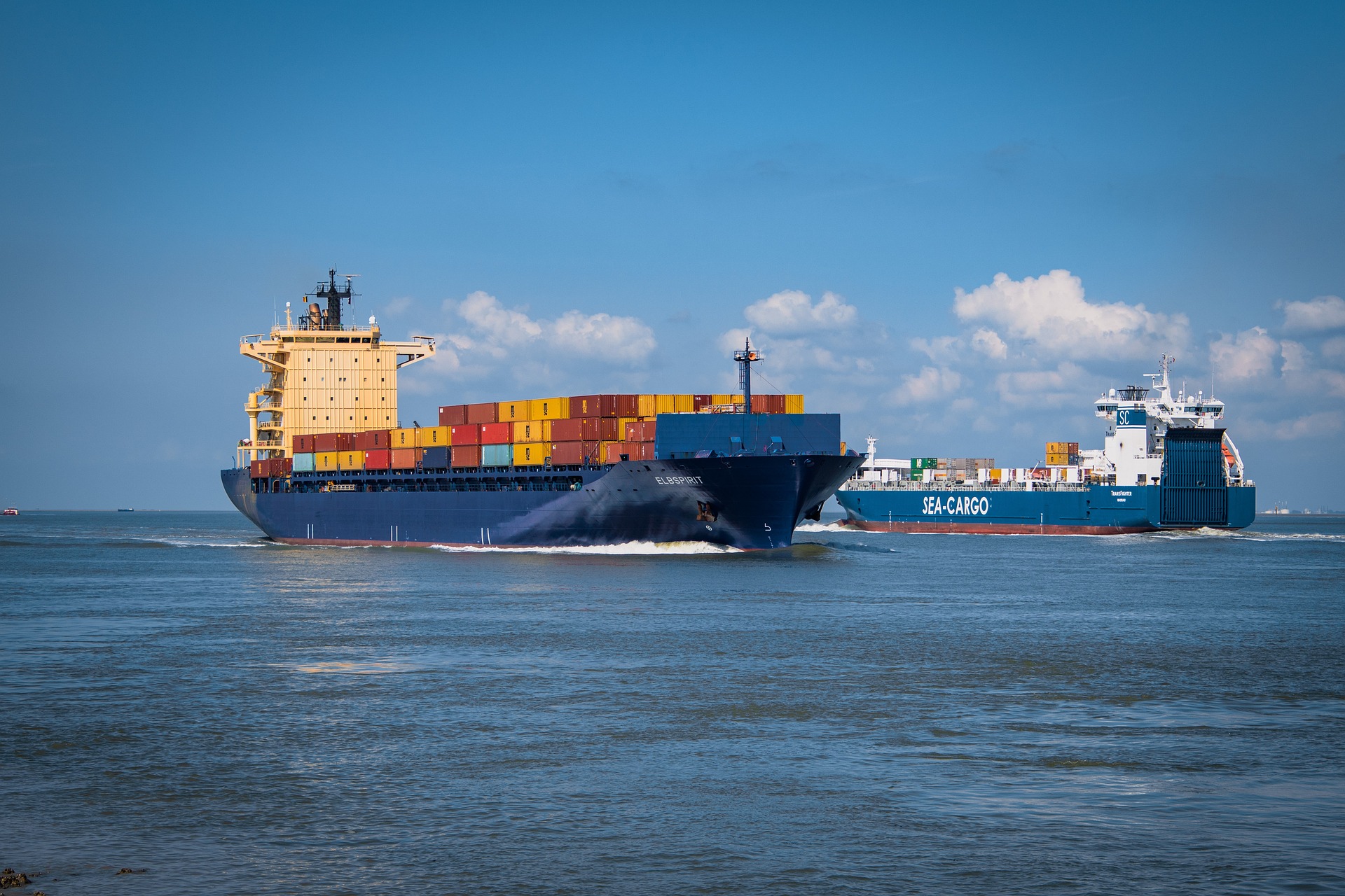 container-ship-g12f99045e_1920