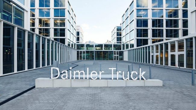 Das Bild zeigt den Firmensitz der Daimler Truck Holding. Im Vordergrund ist der Schriftzug des Unternehmens zu sehen.