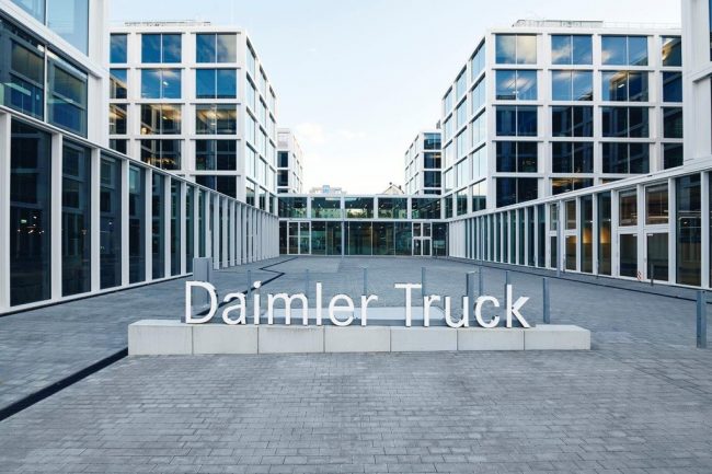 Das Bild zeigt den Firmensitz der Daimler Truck Holding. Im Vordergrund ist der Schriftzug des Unternehmens zu sehen.