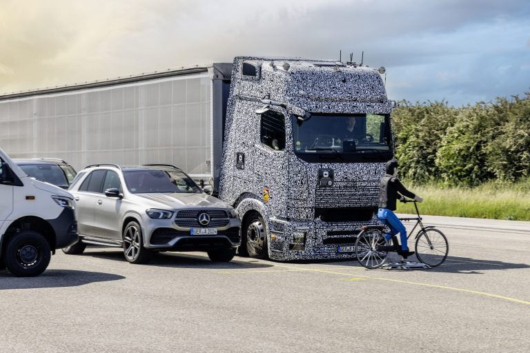 Auf Herz und Nieren getestet: Daimler Truck prüft intensiv seine neuen und weiterentwickelten SicherheitsassistenzsystemePutting vehicles through their paces: Daimler Truck is intensively testing its new and evolved safety assistance systems