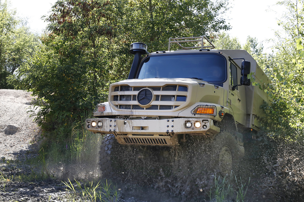 Mercedes-Benz Special Trucks liefert über 100 Zetros Offroad-Lkw an UkraineMercedes-Benz Special Trucks delivers over 100 Zetros off-road trucks to Ukraine