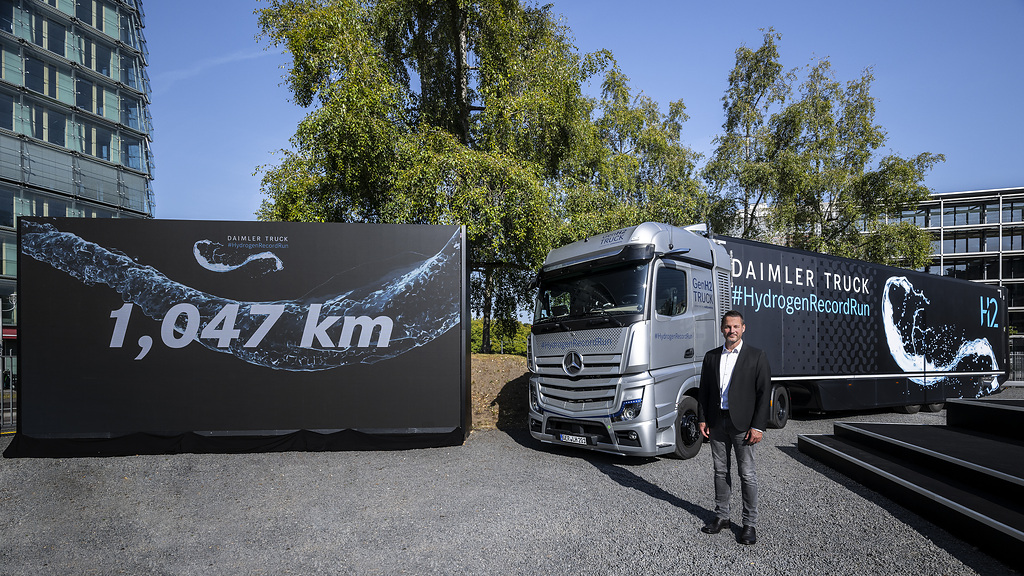 Daimler Truck #HydrogenRecordRun: Mercedes-Benz GenH2 Truck knackt 1.000-Kilometer-Marke mit einer Tankfüllung flüssigem WasserstoffDaimler Truck #HydrogenRecordRun: Mercedes-Benz GenH2 Truck cracks 1,000 kilometer mark with one fill of liquid hydrogen