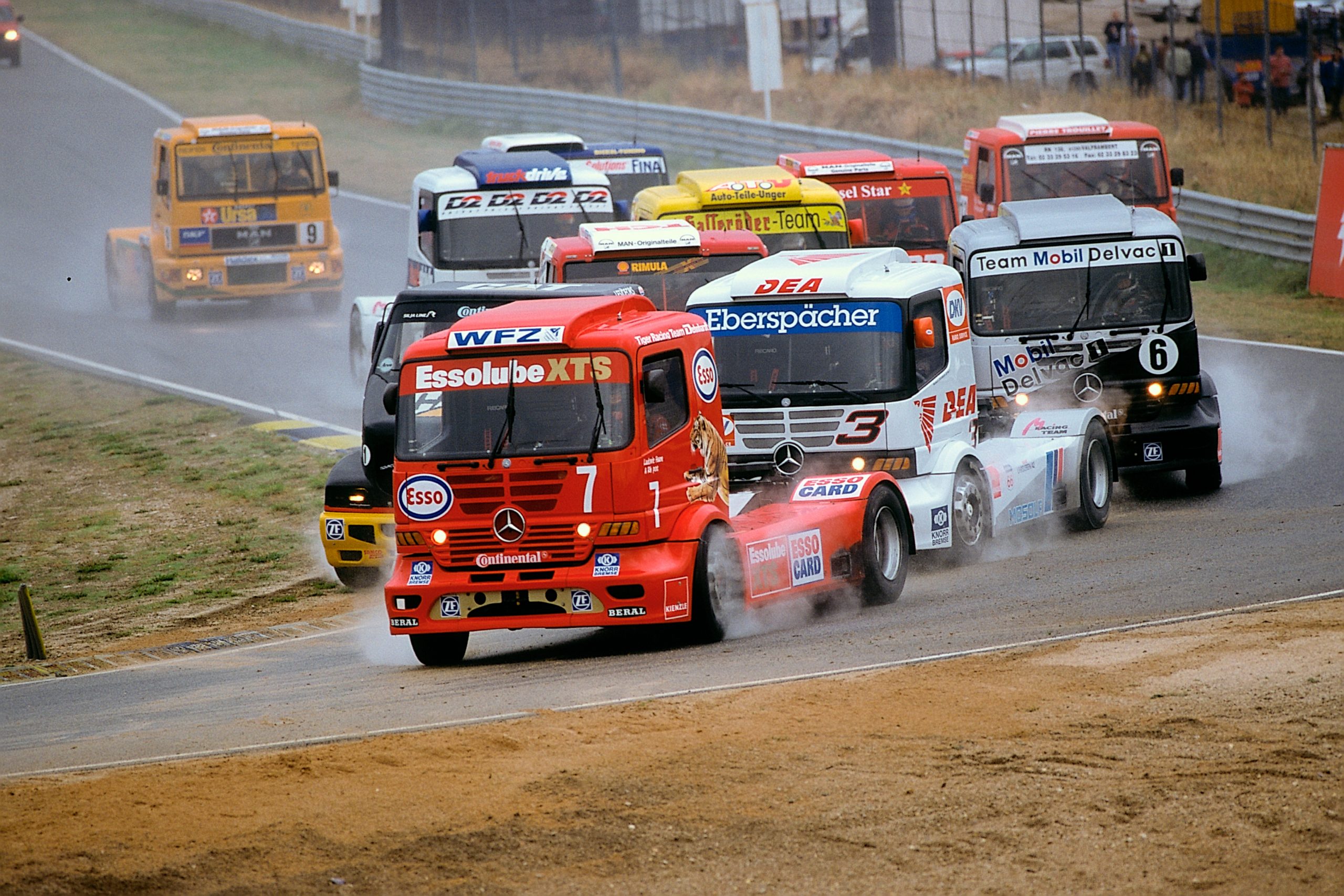 Fünf Tonnen schwerer Rennwagen mit 1.100 kW (1.496 PS) und 160 km/hFive-tonne racing truck with 1,100 kW (1,496 hp) and 160 km/h