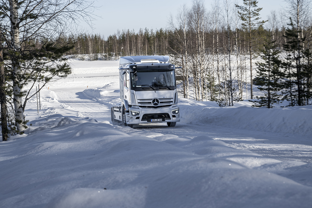 Der eActros im Winter: Fragen und Antworten zum Betrieb bei Kälte, Eis und SchneeThe eActros in winter: Questions and answers about operation on ice and snow and in cold weather