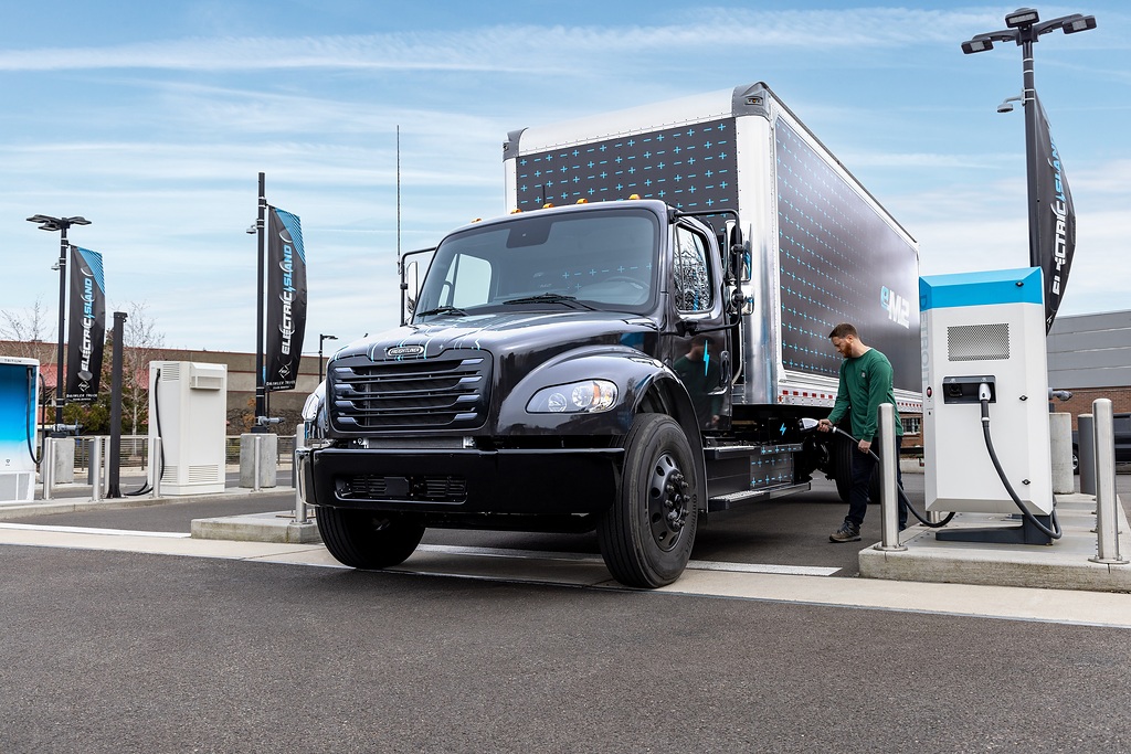 Daimler Truck North America startet Serienproduktion des batterieelektrischen Freightliner eM2Daimler Truck North America starts series production of battery electric Freightliner eM2