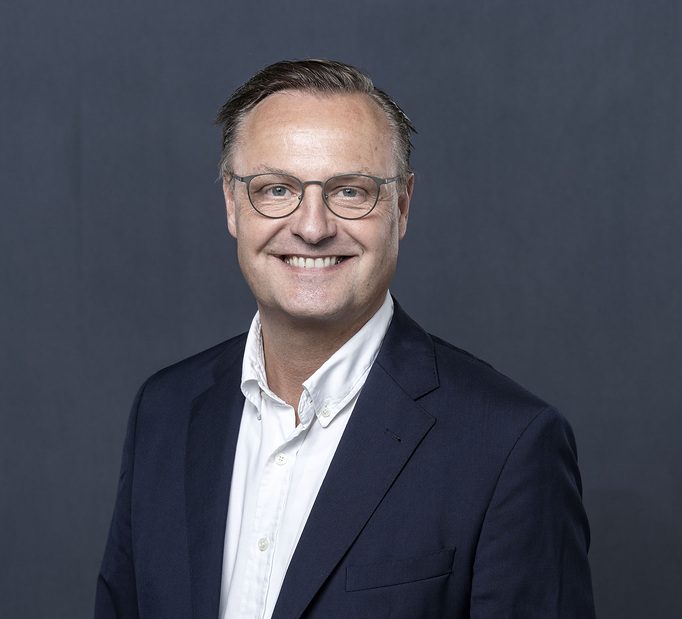 Führungswechsel im Mercedes-Benz Werk Kassel: Frank Lehmann übergibt die Verantwortung für den Daimler Truck Standort an Hauke SchulerLeadership change at the Mercedes-Benz plant in Kassel: Frank Lehmann hands over responsibility for the Daimler Truc