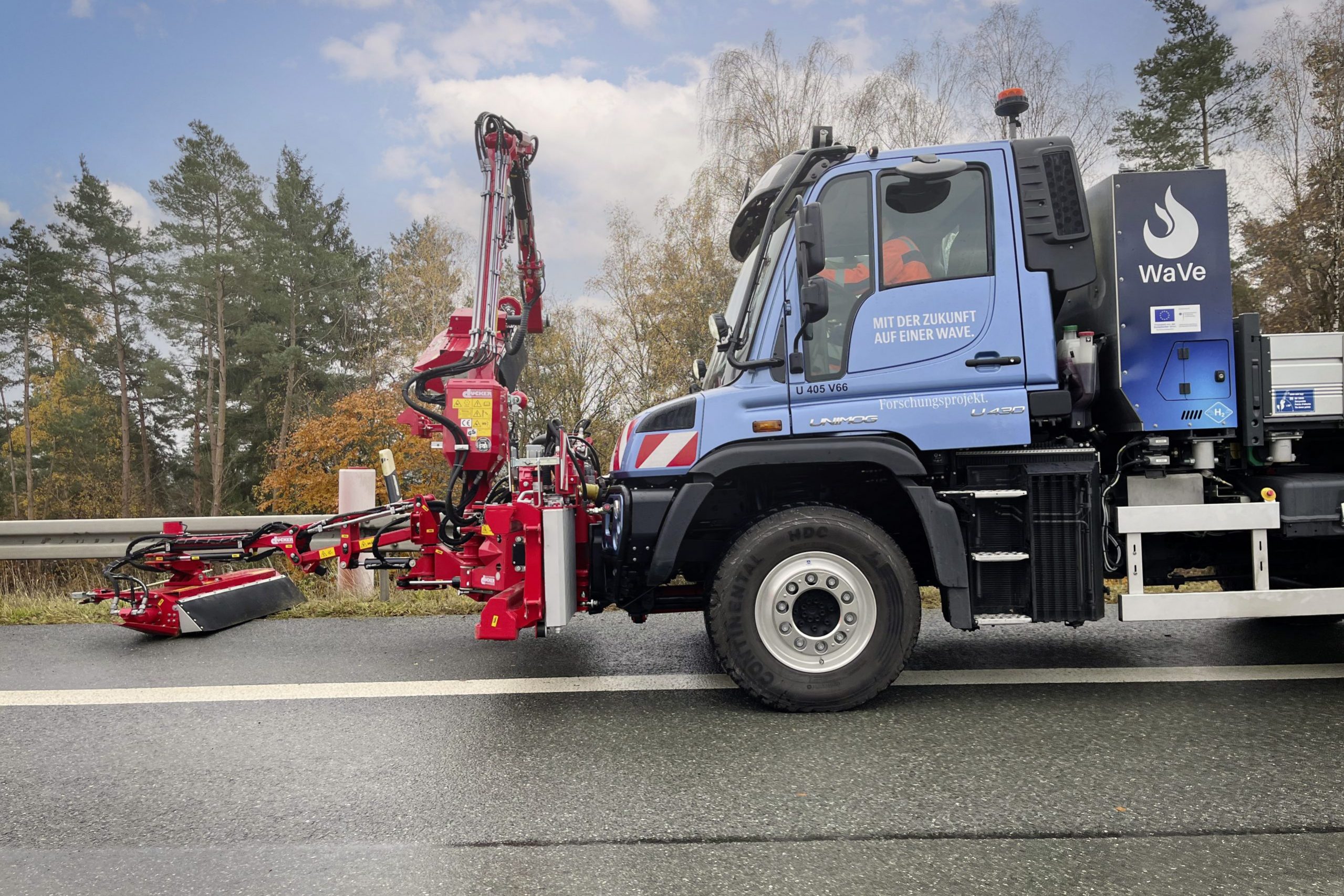 Mercedes-Benz Special Trucks macht Dampf bei der Entwicklung eines Unimog Versuchsfahrzeugs mit Wasserstoff-VerbrennungsmotorMercedes-Benz Special Trucks is testing a Unimog prototype with hydrogen combustion engine