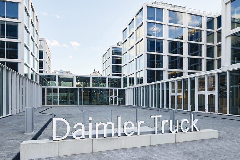 Daimler Truck hat Umsatz, operatives Ergebnis (EBIT), bereinigte Umsatzrendite und Free Cash Flow des Industriegeschäfts in 2022 gesteigert und gibt positiven Ausblick auf 2023Daimler Truck increased Revenue, EBIT, adjusted Return On Sales and Free Cas Das Bild zeigt den Firmensitz von Daimler Truck.