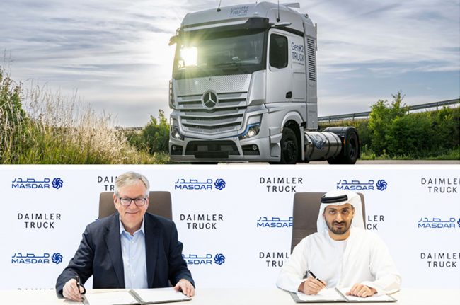 Das Bild ist eine zweigeteilte Collage – oben ist ein Daimler Truck zu sehen, ein Vertreter des Unternehmens gemeinsam mit einem Vertreter von Masdar. Die beiden Männer sitzen am Tisch und unterschreiben die Absichtserklärung.