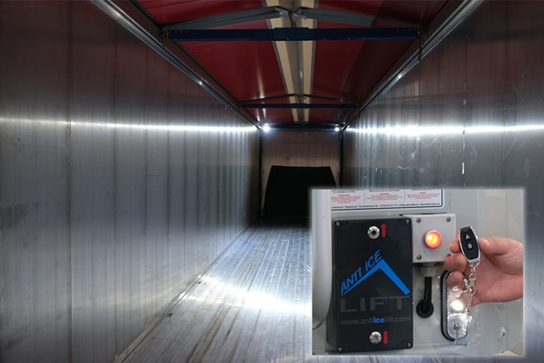 TRS setzt gegen eisige die Gefahr von oben je nach Ausführung zwei oder vier Querbalken in den Schubbodenauflieger oder Kipper ein. Das Bild im Bild zeigt die zeigt die Steuereinheit an der Stirnwand und die optionale Fernbedienung.