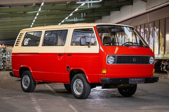 Im Bild zu sehen ist ein T3 von Volkswagen in rot und cremeweiß. Er stammt aus dem Jahr 1979.