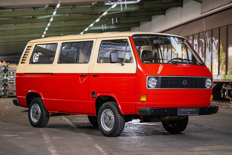 Im Bild zu sehen ist ein T3 von Volkswagen in rot und cremeweiß. Er stammt aus dem Jahr 1979.