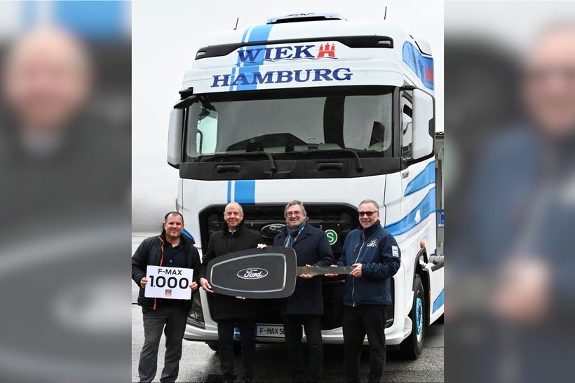 Übergabe, des 1000. F-MAX v. rechts: Alfred Teklinski (Verkäufer Süverkrüp & Ahrendt GmbH & Co. KG) Robert Wiek (Geschäftsführer Wiek Spedition GmbH) Roland Fisseler (Verkaufsleiter F-Trucks Deutschland) Henning Stenkat (Verkaufsleiter Nord F-Trucks Deutschland)