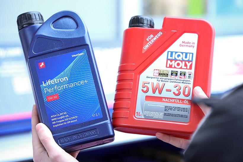 Das Foto zeigt zwei Ölkanister – links einen blauen von der Westfalen-Gruppe, rechts einen roten von Liqui Moly.
