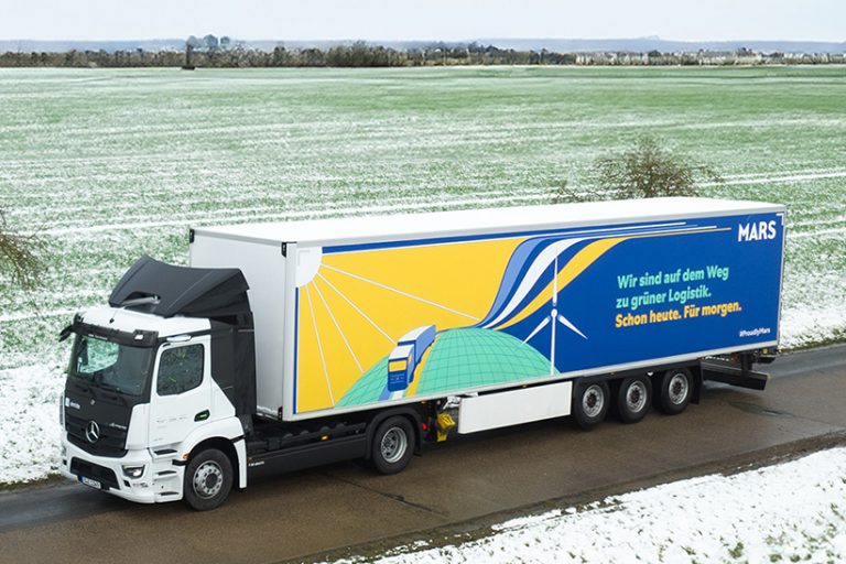 Mars und Einride bringen bis 2030 europaweit 300 Elektro-Lkw auf die Straßen. Das Bild zeigt einen LKW mit Aufdruck von mars auf dem Anhänger.