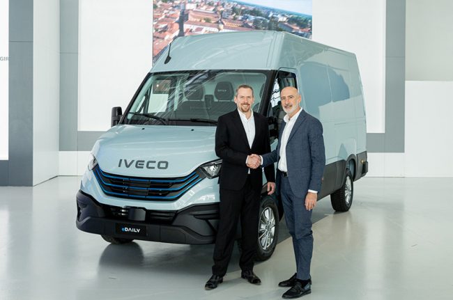 Die Iveco Group wählt BASF als Partner, um die hauseigenen Elektro-KFZ-Batterien zu recyclen. Das Bild zeigt (von links) Dr. Daniel Schönfelder, President des Unternehmensbereichs Catalysts bei BASF und für das Batteriematerial- und Batterierecyclinggeschäft des Unternehmens verantwortlich, und Francesco Donato, Head of Procurement bei der Iveco Group. Die beiden stehen vor einem Iveco-Transporter.