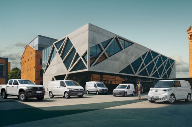 Volkswagen Nutzfahrzeuge steigert die Auslieferungen. Das Bild zeigt fünf weiße Nutzfahrzeuge des Herstellers.