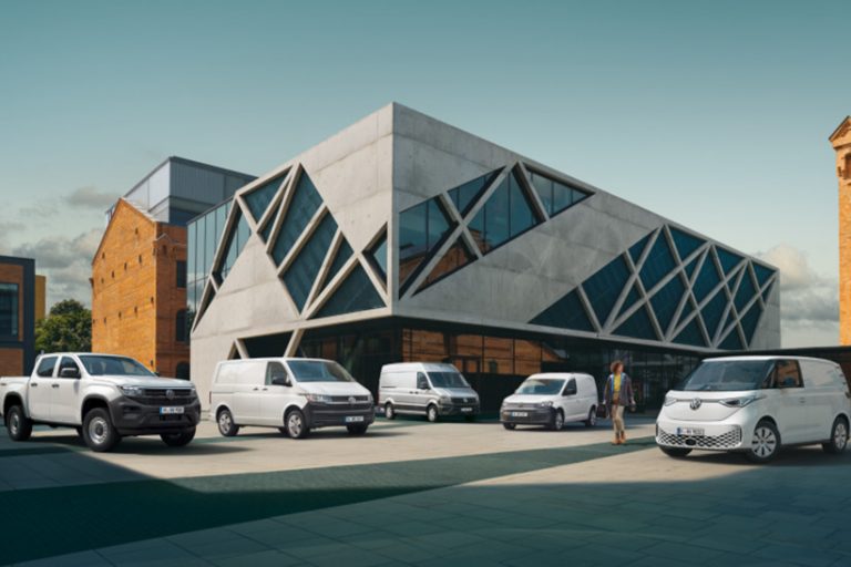 Volkswagen Nutzfahrzeuge steigert die Auslieferungen. Das Bild zeigt fünf weiße Nutzfahrzeuge des Herstellers.