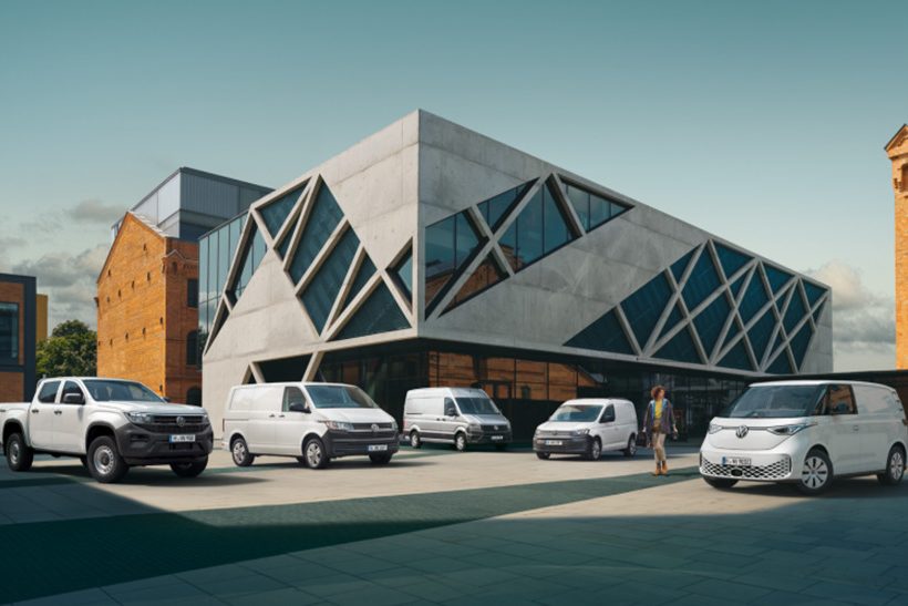 VWN steigert Auslieferungen Volkswagen Nutzfahrzeuge steigert die Auslieferungen. Das Bild zeigt fünf weiße Nutzfahrzeuge des Herstellers.
