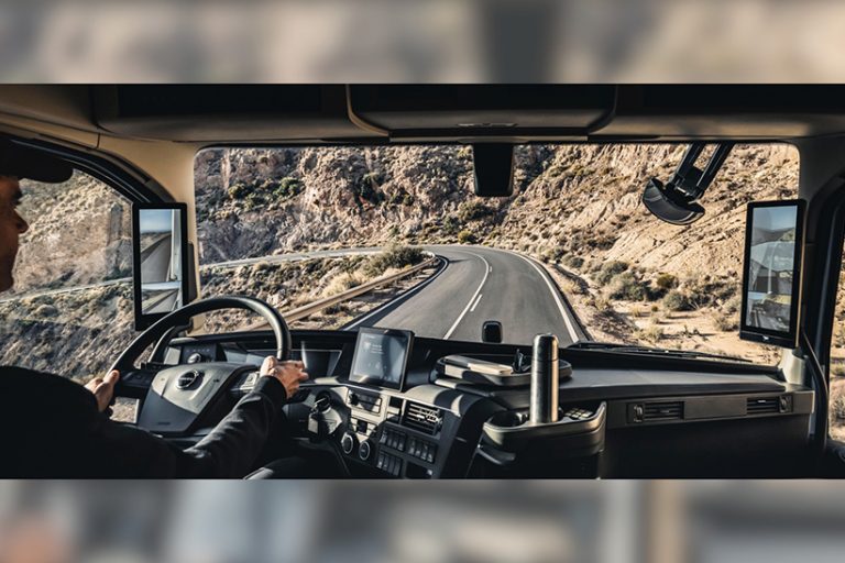 Im neuen Volvo FH Aero gibt es statt Außenspiegeln innenliegende Monitore, wie diese Innenraumaufnahme zeigt.