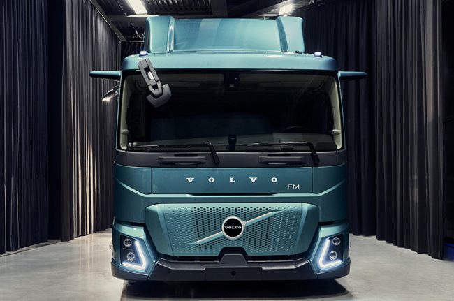 Das Bild zeigt eine Frontansicht des Volvo Trucks Volvo FM Low Entry.