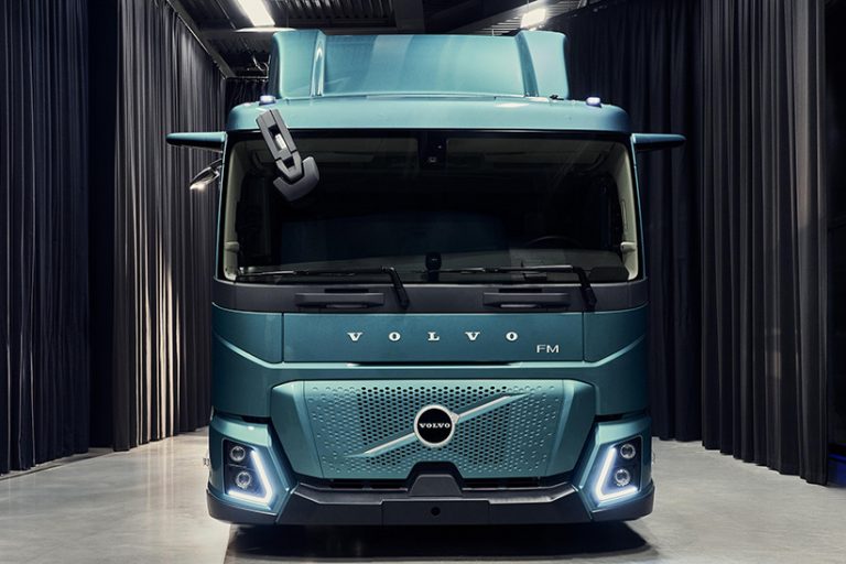 Das Bild zeigt eine Frontansicht des Volvo Trucks Volvo FM Low Entry.