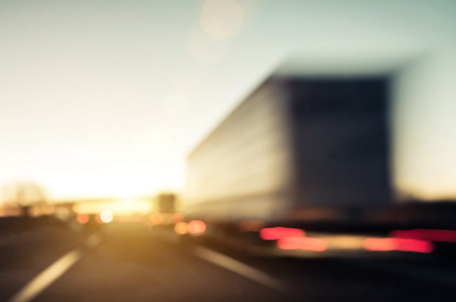 VMF-Vorsitzender Frank Hägele erwartet, dass 2024 ein Übergangsjahr für die Logistikbranche wird. Weil Voraussagen mit einer gewissen Unschärfe verbunden sind, ist auch der im Bild von hinten gezeigte und auf einer Autobahn fahrende LKW unscharf zu sehen.