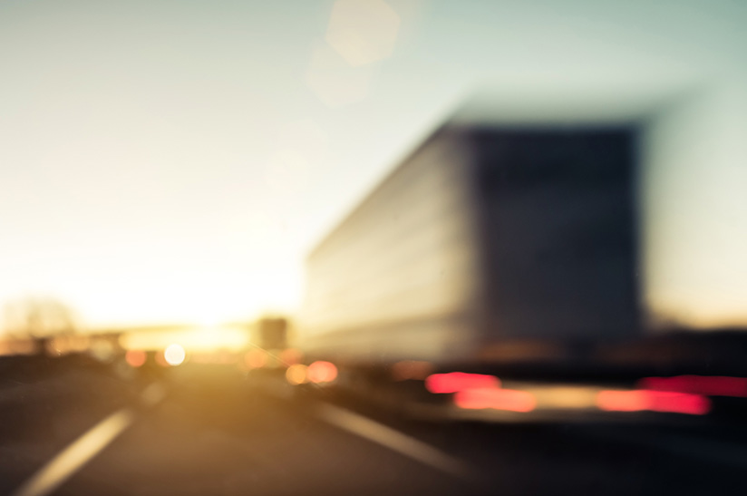 VMF-Vorsitzender Frank Hägele erwartet, dass 2024 ein Übergangsjahr für die Logistikbranche wird. Weil Voraussagen mit einer gewissen Unschärfe verbunden sind, ist auch der im Bild von hinten gezeigte und auf einer Autobahn fahrende LKW unscharf zu sehen.