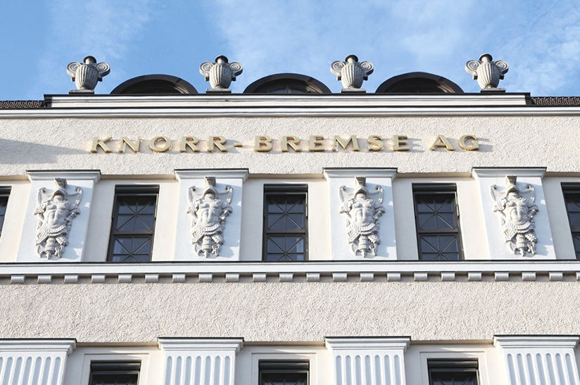 Das Bild zeigt den Firmensitz von Knorr-Bremse. Am Gebäude ist der Firmenname als Schriftzug angebracht.