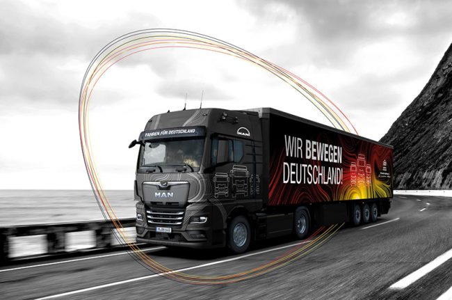 Das Bild zeigt einen LKW der Initiative „Fahren für Deutschland“. Der Aufdruck an der Seite zeigt den Schriftzug„Wir bewegen Deutschland“.
