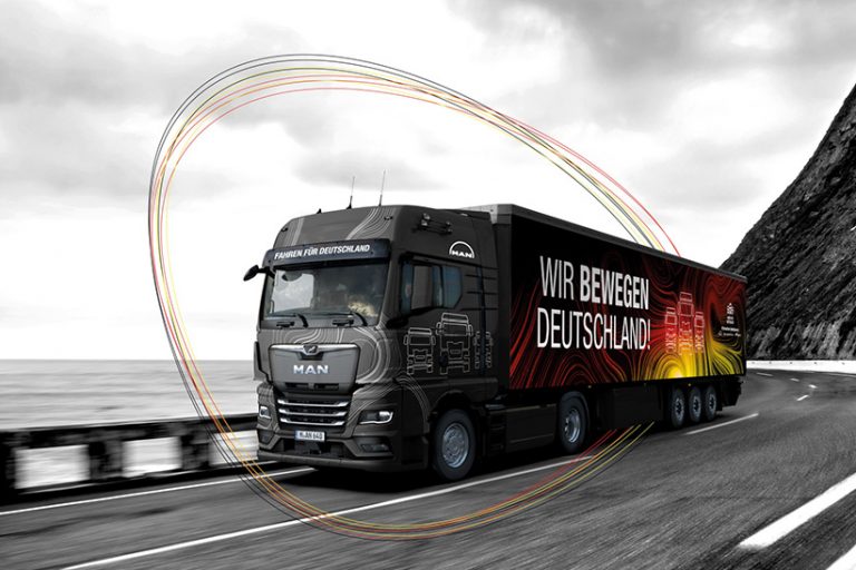 Das Bild zeigt einen LKW der Initiative „Fahren für Deutschland“. Der Aufdruck an der Seite zeigt den Schriftzug„Wir bewegen Deutschland“.