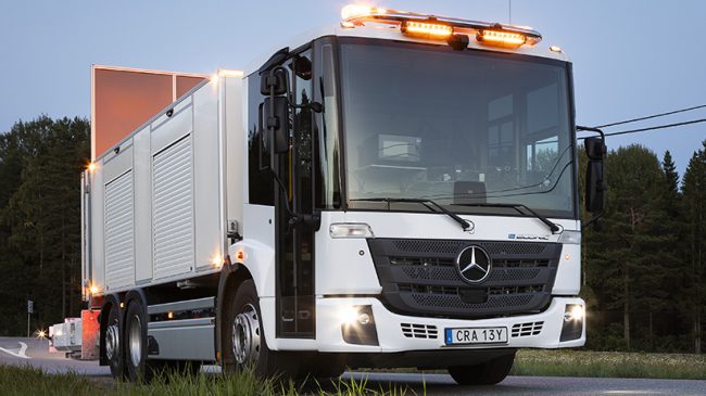 Verkehrssicherheit geht auch mit vollelektrischer Unterstützung: Das Bild zeigt einen Mercedes-Benz eEconic mit Aufbau für die Verkehrssicherung, TSA Stockholm