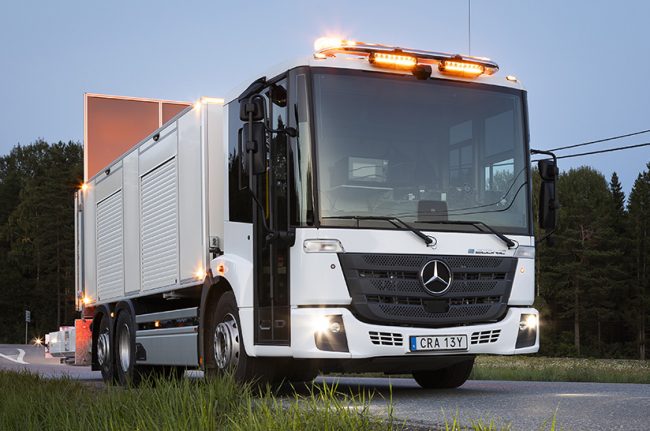 Verkehrssicherheit geht auch mit vollelektrischer Unterstützung: Das Bild zeigt einen Mercedes-Benz eEconic mit Aufbau für die Verkehrssicherung, TSA Stockholm