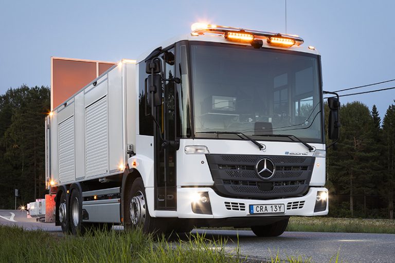 Verkehrssicherheit geht auch mit vollelektrischer Unterstützung: Das Bild zeigt einen Mercedes-Benz eEconic mit Aufbau für die Verkehrssicherung, TSA Stockholm