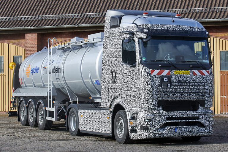 Das Bild zeigt einen LKW-Prototypen in der typischen schwarz-weißen „Tarnfarbe“. Dabei handelt es sich um einen batterieelektrischen eActros 600 von Mercedes Benz Trucks.