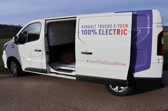 Seitenansicht des E-Tech Trafic von Renault Trucks. Die Tür zum Laderaum ist geöffnet.