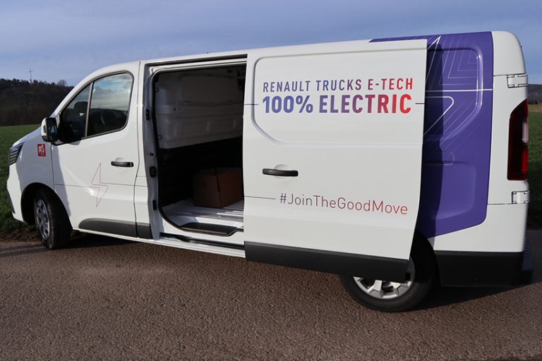 Seitenansicht des E-Tech Trafic von Renault Trucks. Die Tür zum Laderaum ist geöffnet.