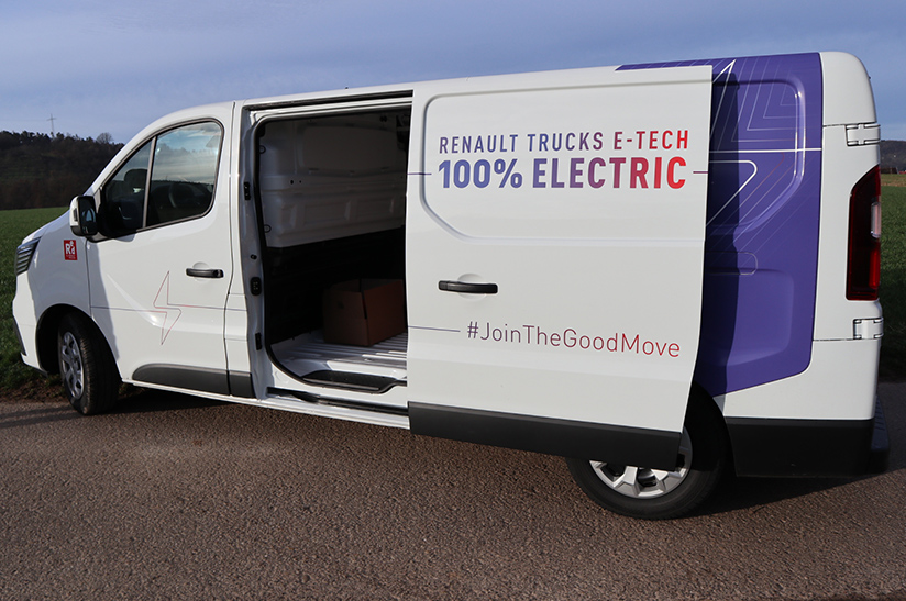 Seitenansicht des E-Tech Trafic von Renault Trucks. Die Tür zum Laderaum ist geöffnet.