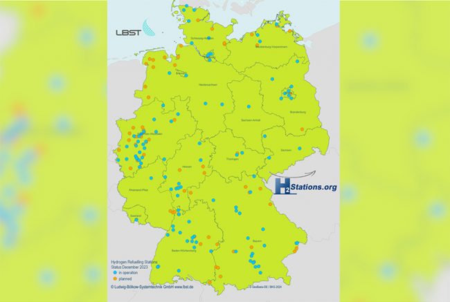 Das Bild zeigt eine in grün gehaltene Landkarte der Bundesrepublik Deutschland. Punkte symbolisieren die Standorte von Wasserstoff-Tankstellen.