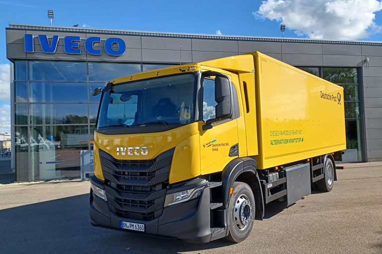 Das Foto zeigt einen gelb lackierten Iveco S-Way CNG der DHL Group.