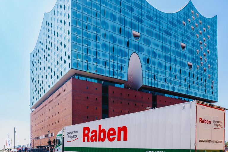 Die Raben Group setzt auf HVO100-Kraftstoff. Das Bild zeigt einen LKW vor der Hamburger Elbphilharmonie.