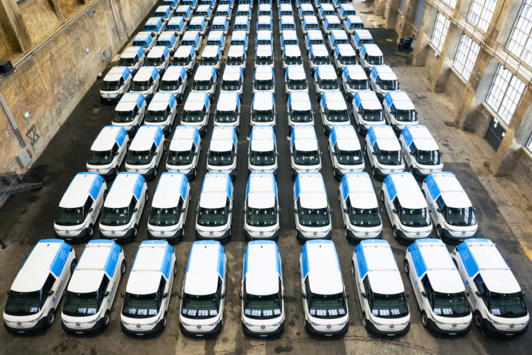 Das Bild zeigt eine Luftaufnahme von Fahrzeugen des Herstellers Volkswagen Nutzfahrzeuge.
