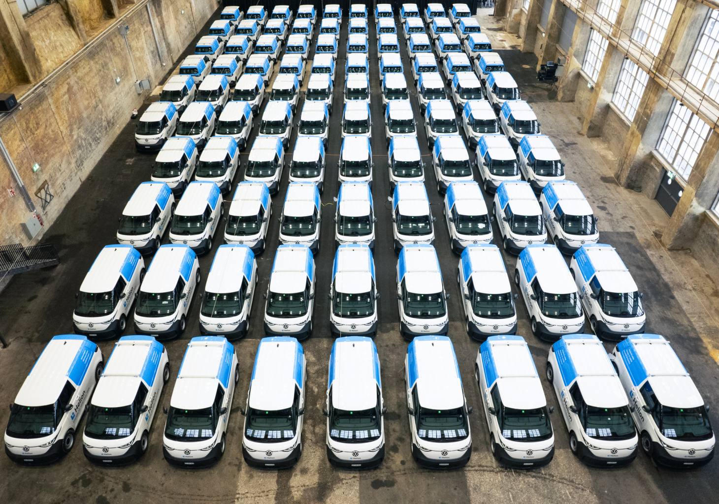 Das Bild zeigt eine Luftaufnahme von Fahrzeugen des Herstellers Volkswagen Nutzfahrzeuge.