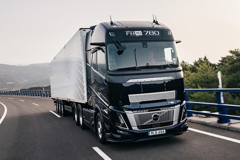 Das Bild zeigt einen Volvo FH16 Truck, für den es einen neuen Motor gibt.