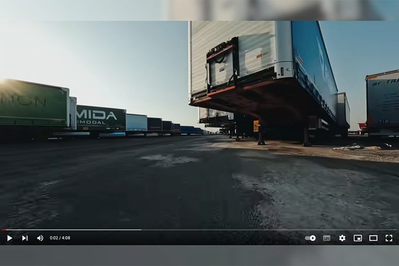 Das Bild zeigt einen Screenshot aus einem Drohnenvideo der Wielton Group im Werk am Stammsitz.
